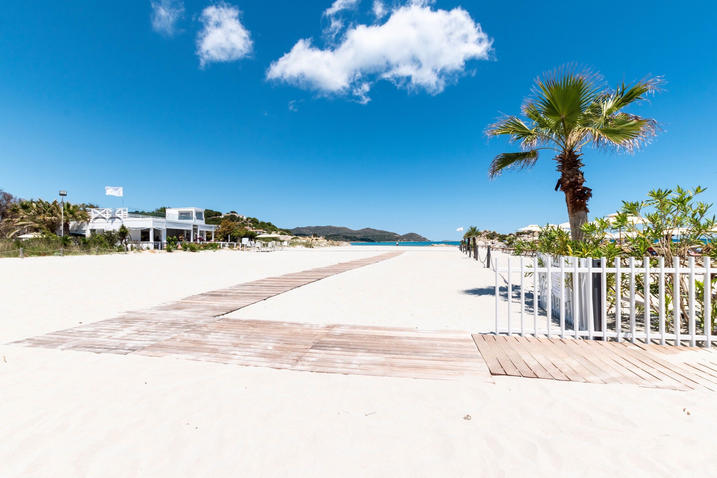 Una spiaggia nelle vicinanze