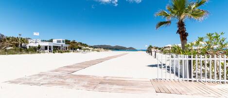 Una spiaggia nelle vicinanze