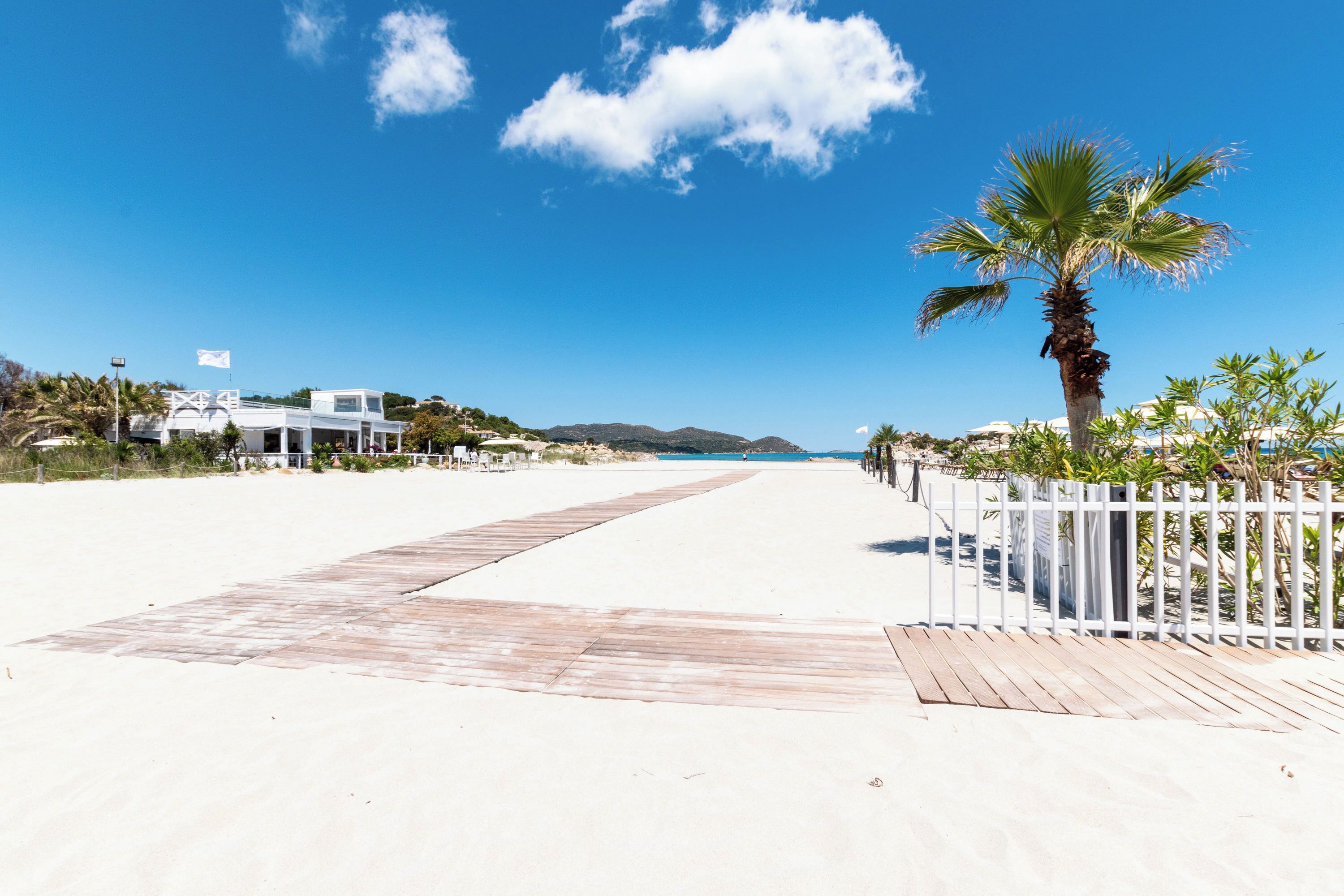 Una spiaggia nelle vicinanze