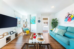 TV - Holiday Apartment 'Voramar' close to the Beach with Mountain View, Shared Pool & Wi-Fi (Pollensa)