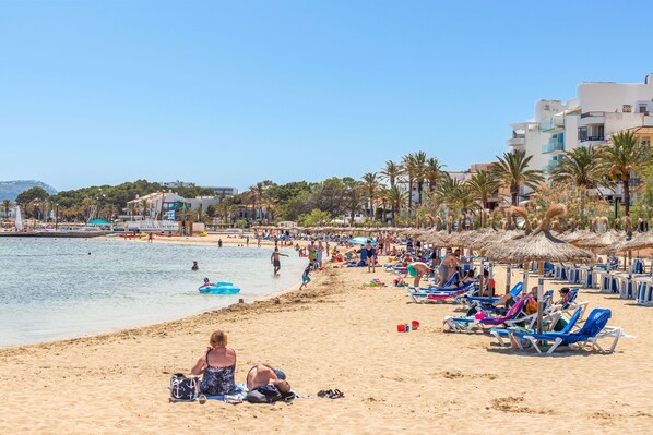 Una spiaggia nelle vicinanze