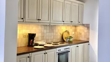 Refrigerador, microondas, horno y cafetera y tetera