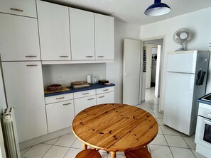 Een koelkast, een microgolfoven, een oven, een vaatwasser