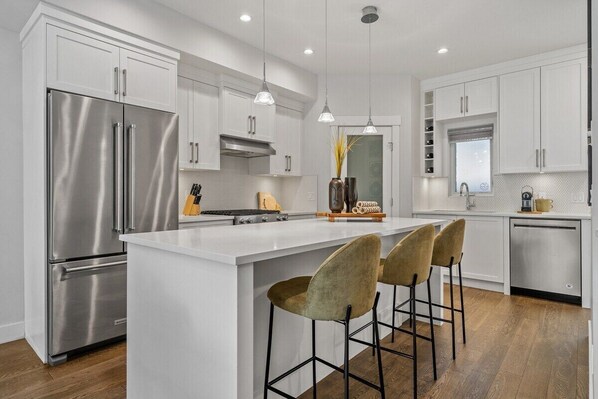 雪櫃、微波爐、焗爐、爐具