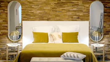 Deluxe Suite, 1 Queen Bed, Hot Tub (Suite Cocon) | 1 室のベッドルーム、防音設備、WiFi (無料)、ベッドシーツ