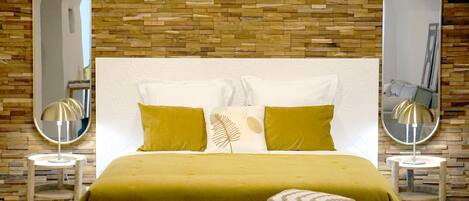 Deluxe Suite, 1 Queen Bed, Hot Tub (Suite Cocon) | 1 quarto, quartos à prova de som, Wi-Fi de cortesia, roupa de cama