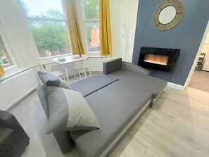 TV, books - Contemporary 2 bedroom apartment (London)