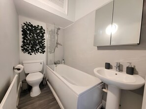 Bathtub - Contemporary 2 bedroom apartment (London)