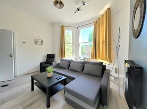 TV, books - Contemporary 2 bedroom apartment (London)