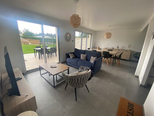 New house, edge of forest, 5min from beach and hiking trails