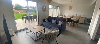 New house, edge of forest, 5min from beach and hiking trails