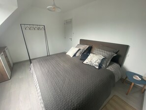 2 عدّة غرف نوم ومكواة/لوح كي وسرير سفر وواي فاي مجانًا