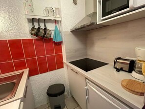 Kühlschrank, Mikrowelle, Wasserkocher mit Kaffee-/Teezubehör