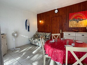 Dining - **Cozy Seaside Studio with Balcony, 200m from Beach, Sleeps 4** (Argelès-sur-Mer)