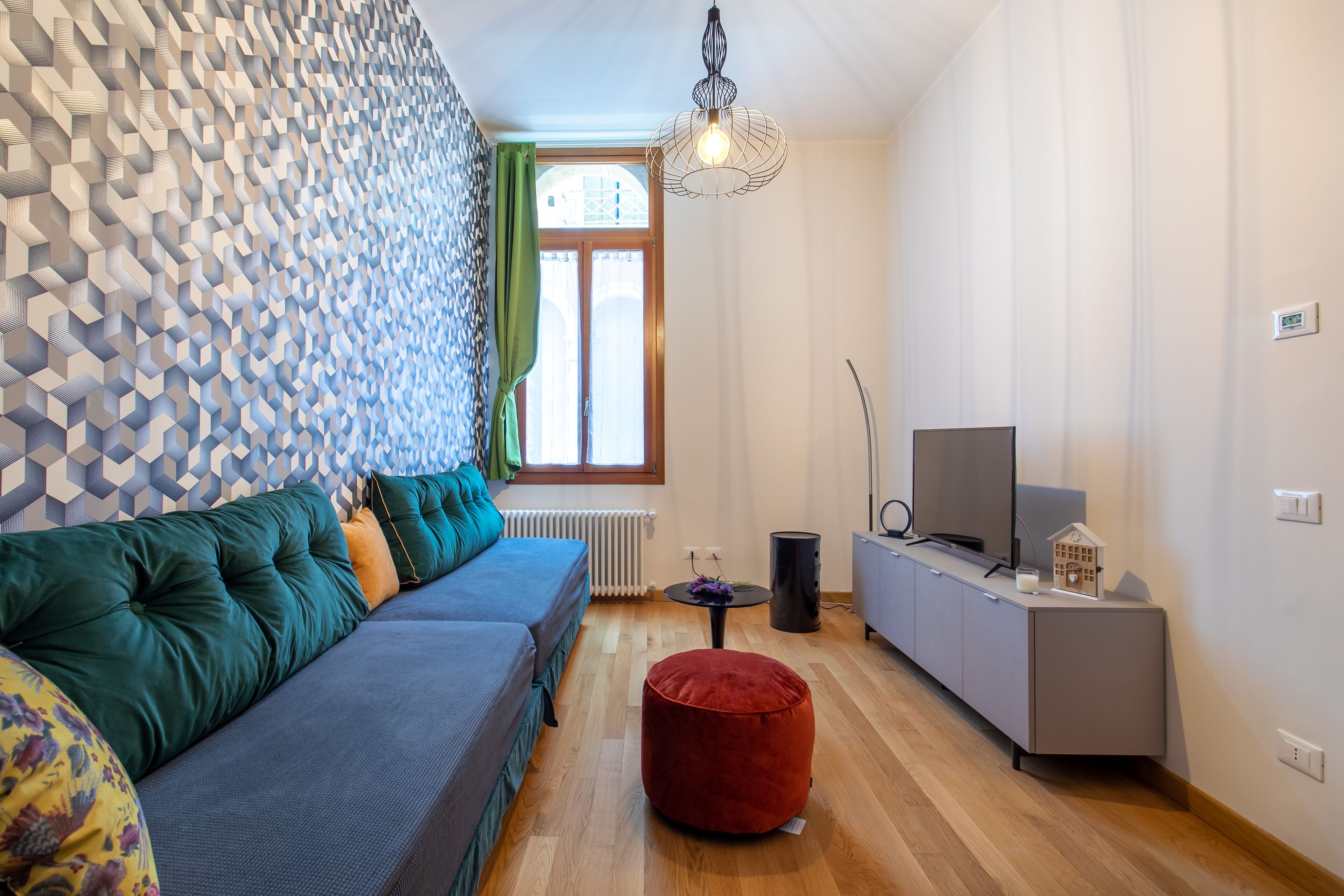 2 عدّة غرف نوم ومكواة/لوح كي وملاءات أسرّة