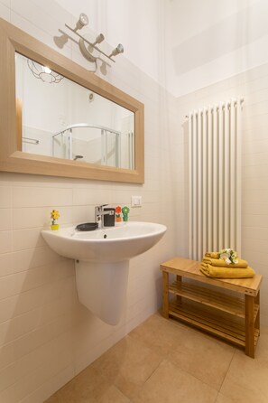 Dusche, Haartrockner, Bidet, Handtücher