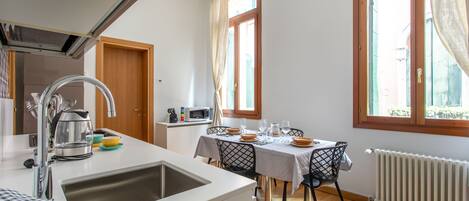 Refrigerador con freezer, microondas, horno, placa de cocina