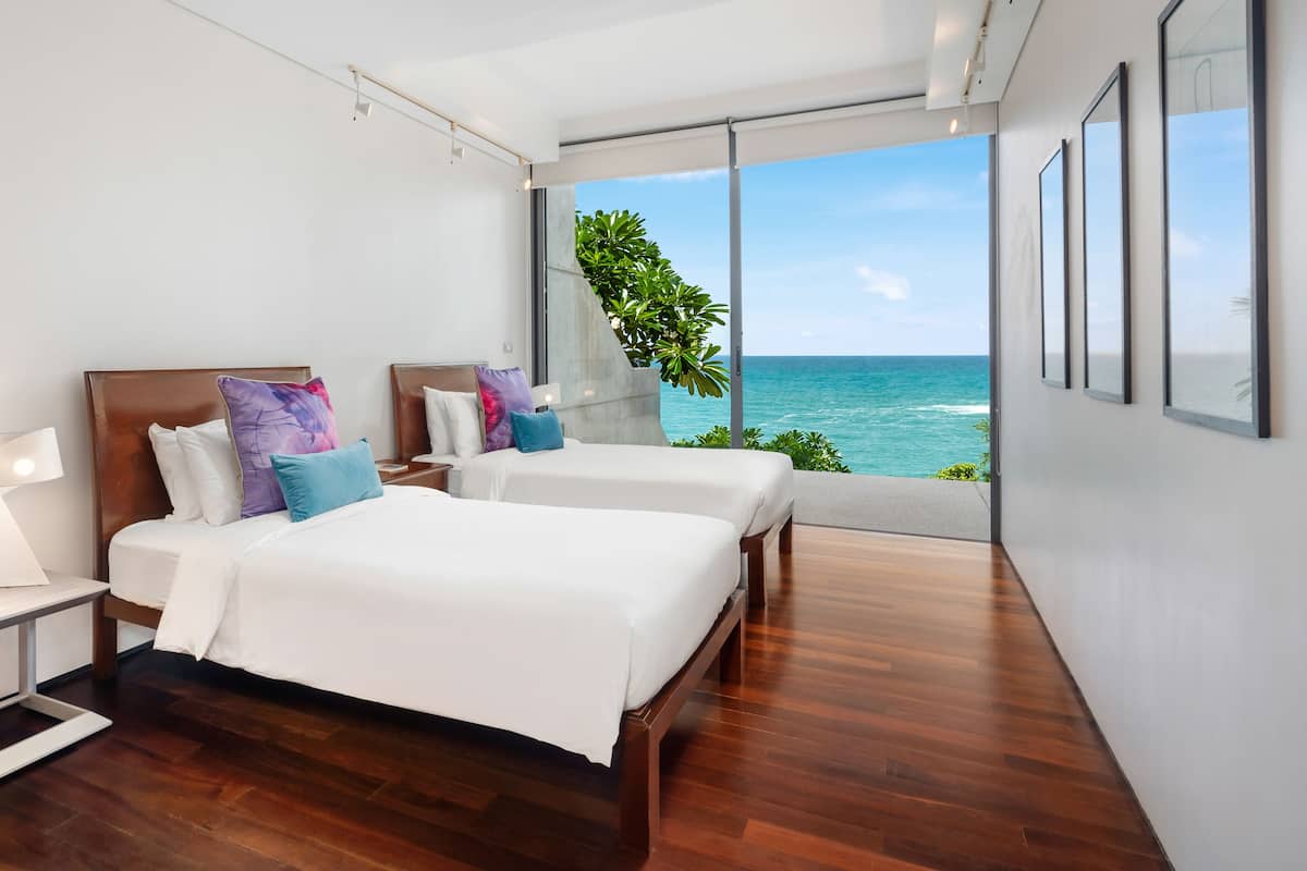 Värdeförvaringsskåp på rummet, skrivbord och strykjärn/strykbräda