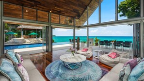 T élévision à écran plat, lecteur de DVD, station d'accueil MP3