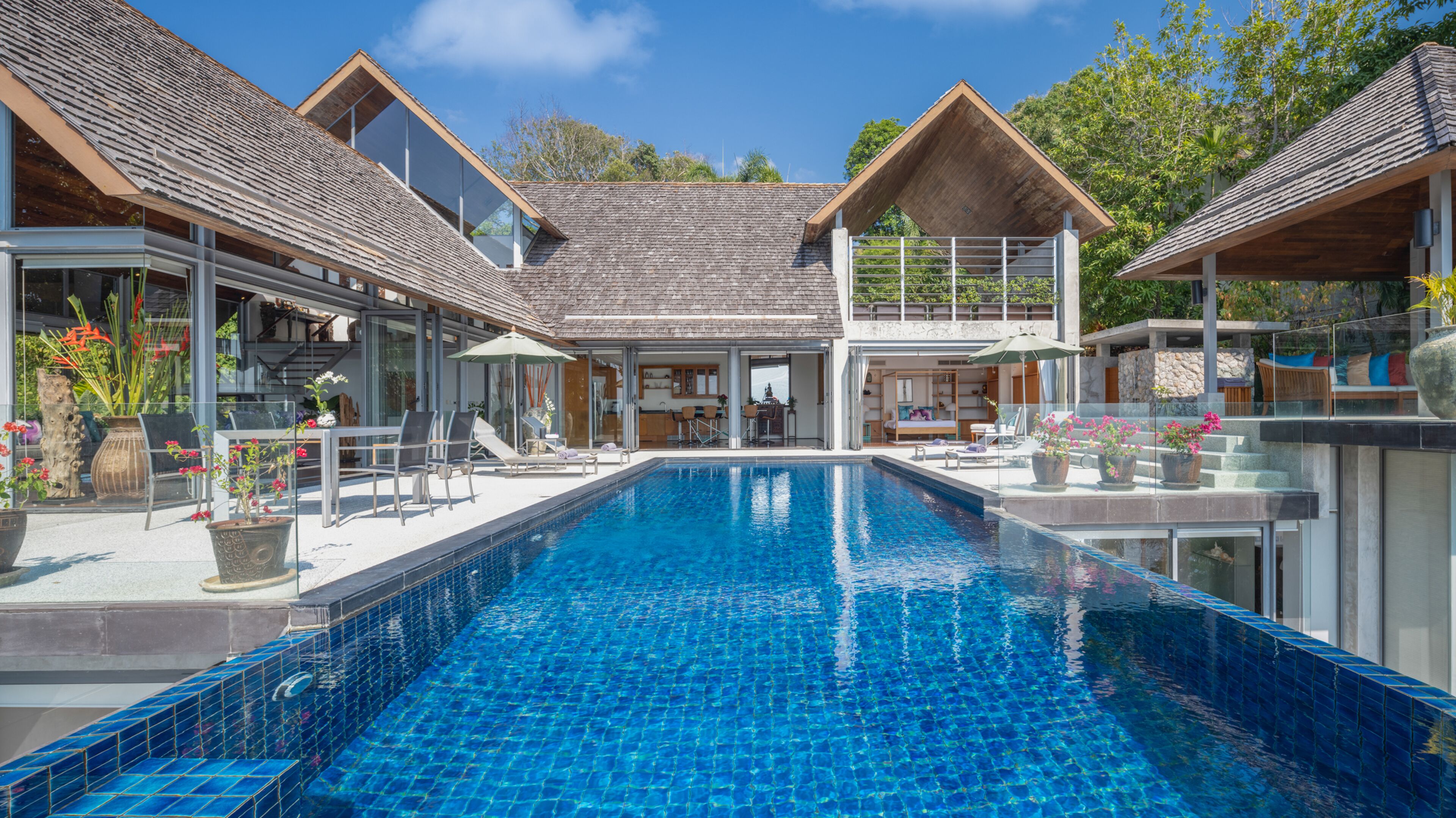 Outdoor pool, sun loungers