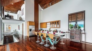 Full-size fridge, microwave, oven, stovetop