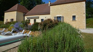 Exterior - Spacieuse et Confortable Villa Avec Piscine Privée à 10mn à Pied du Centre Ville (Sarlat-la-Canéda)