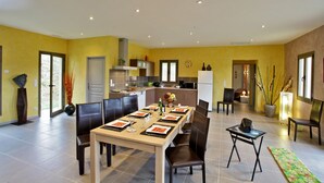Dining - Spacieuse et Confortable Villa Avec Piscine Privée à 10mn à Pied du Centre Ville (Sarlat-la-Canéda)