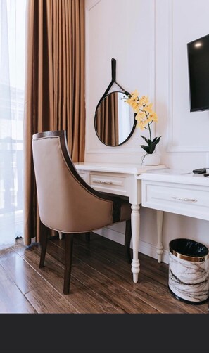 1 bedroom, desk, blackout drapes, soundproofing