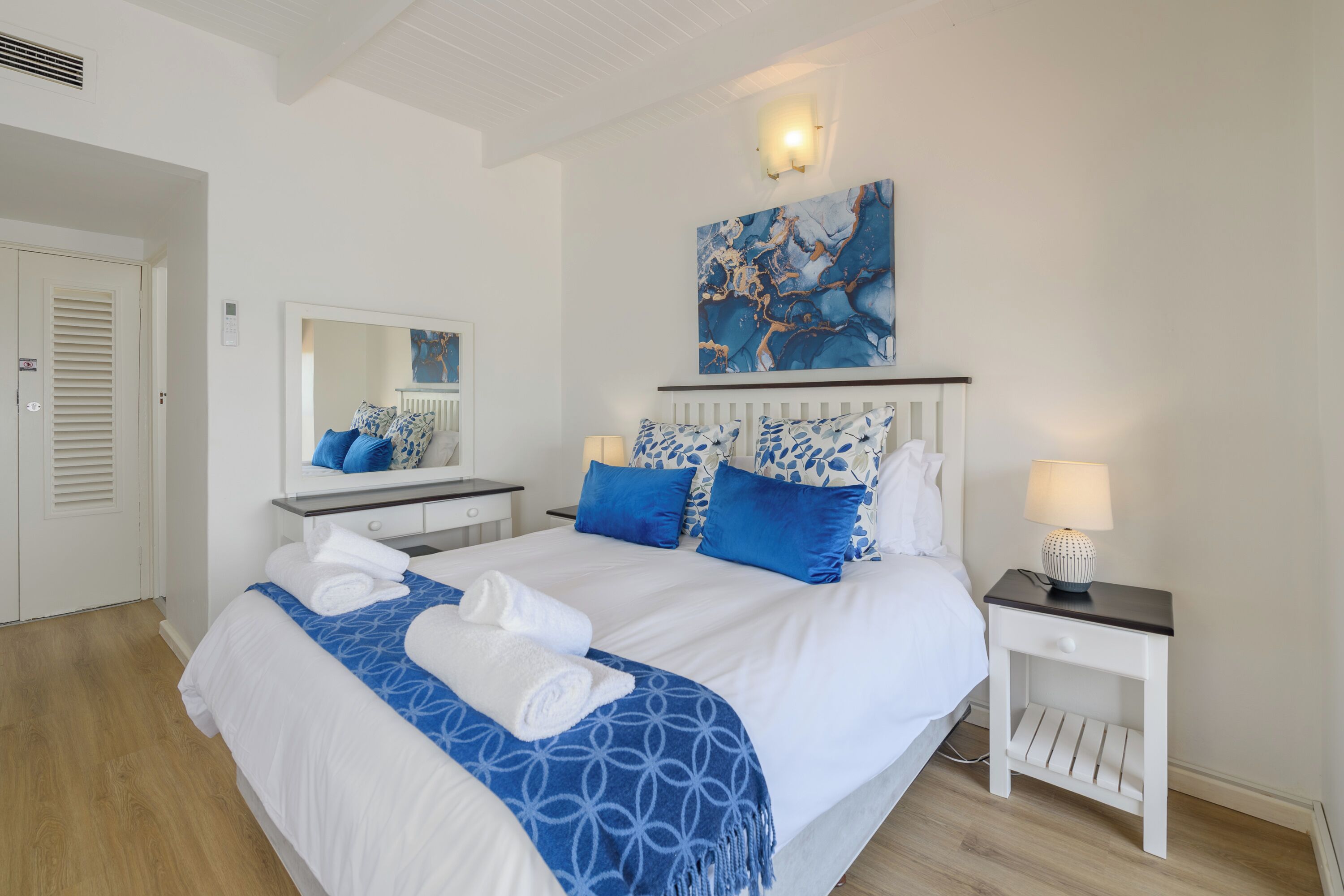 3 habitaciones y tabla de planchar con plancha 