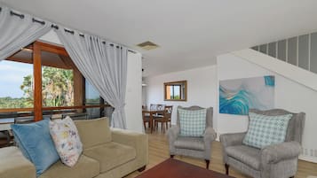 Villa clásica, 3 habitaciones | Zona de estar | Una televisión de pantalla plana