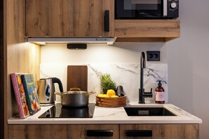 Großer Kühlschrank, Mikrowelle, Herdplatte