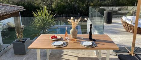 تناول الطعام بالخارج