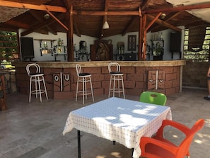 Bar au bord de la piscine