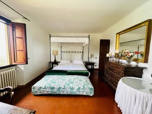 5 bedrooms, desk, iron/ironing board, free WiFi