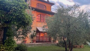 A two-story building with a garden in front. - VILLA GIOTTO, FLORENCE (Impruneta)