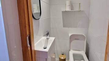Serviettes fournies, savon, papier toilette