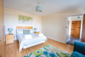 4 habitaciones, tabla de planchar con plancha, cuna de viaje y wifi 