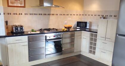 Spacious Farm Cottage Near Rhossili Beach