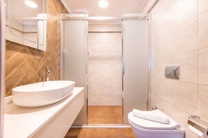 Ducha, cabezal de ducha tipo lluvia, secador de pelo, pantuflas