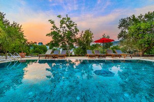 Una piscina al aire libre de temporada