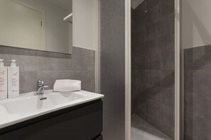 Ducha, artículos de tocador gratuitos, toallas, jabón