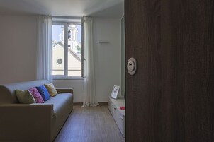 Eenvoudig appartement | Woonruimte | Een 35-inch televisie met digitale zenders