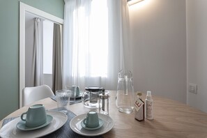 Business appartement | Woonruimte | Een 35-inch televisie met digitale zenders