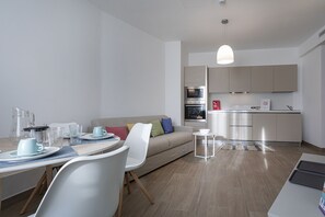 Business appartement | Privékeuken | Een koelkast, een magnetron, een oven, een vaatwasser