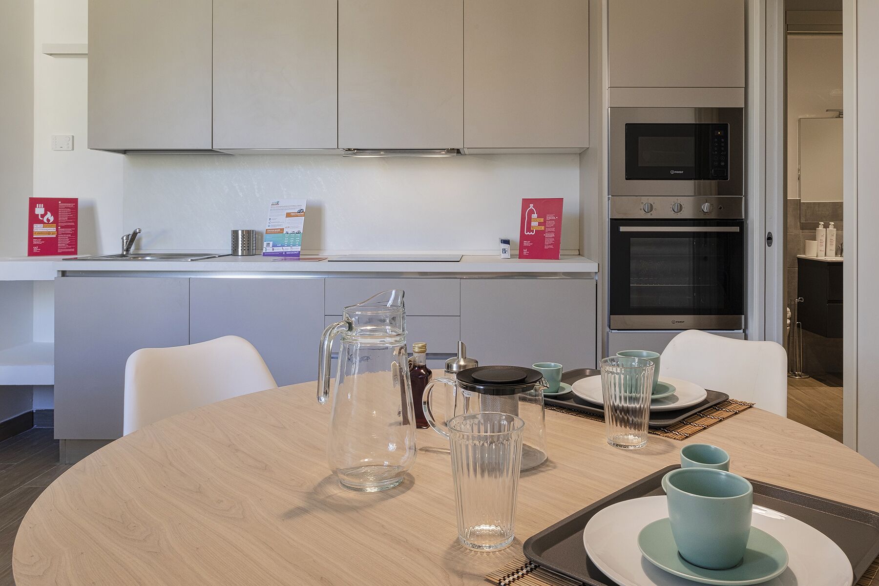 Une cuisine moderne avec un coin repas.