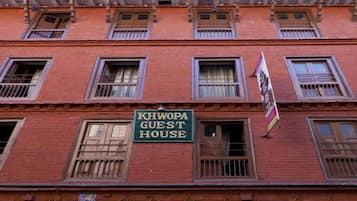 Vista frontal de la propiedad