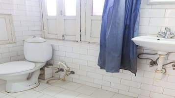 Shower, rainfall showerhead, free toiletries, towels