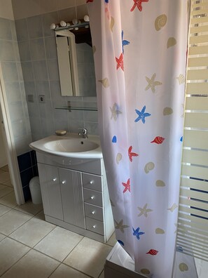 Dusche, Haartrockner, Handtücher, Seife