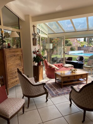 Fernseher, Kamin, Tischtennisplatte