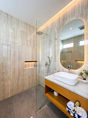 Shower, jetted bath, hair dryer, bidet - Avilla Paradise 4BR Designer Villa in the heart of Canggu (Bali)